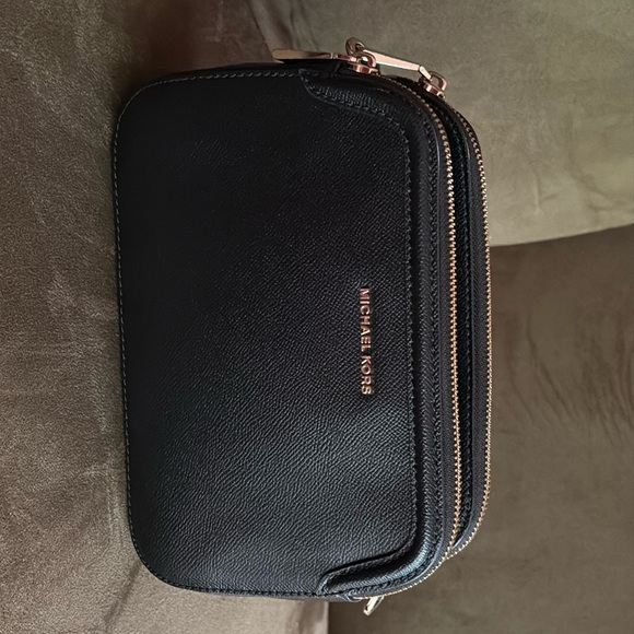 Michael Kors Elegant Black Crossbody Bag - Picture 1 of 6